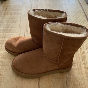 Like new women’s Ugg short boots.